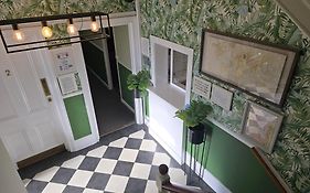 Avis Hotel